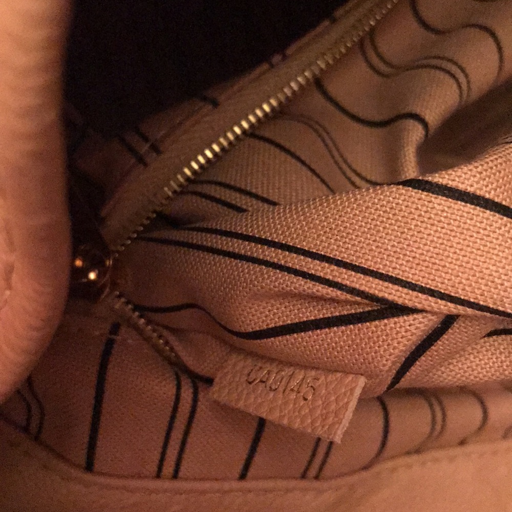 Authentic Louise Vuitton Artsy Gm - Picture 6 of 11